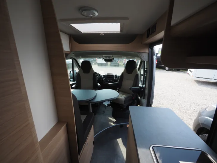 Fahrzeugbild Roadcar R 601, Doppel-Stockbett im Heck, Tageszul. #12