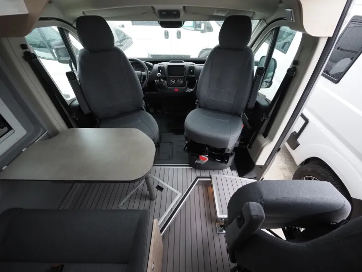 Fahrzeugbild Clever Celebration, 5. Platz, Aufstelldach, Schwenkbad #8