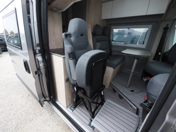 Fahrzeugbild Clever Celebration, 5. Platz, Aufstelldach, Schwenkbad #10