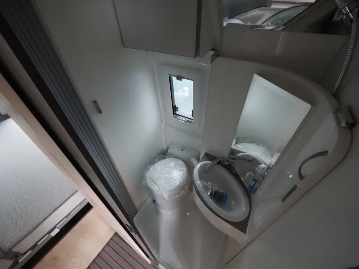 Fahrzeugbild Clever Celebration, 5. Platz, Aufstelldach, Schwenkbad #15