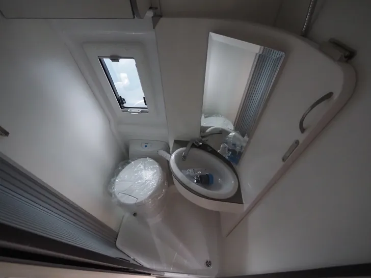 Fahrzeugbild Clever Celebration, 5. Platz, Aufstelldach, Schwenkbad #16