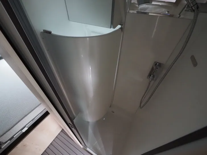 Fahrzeugbild Clever Celebration, 5. Platz, Aufstelldach, Schwenkbad #17