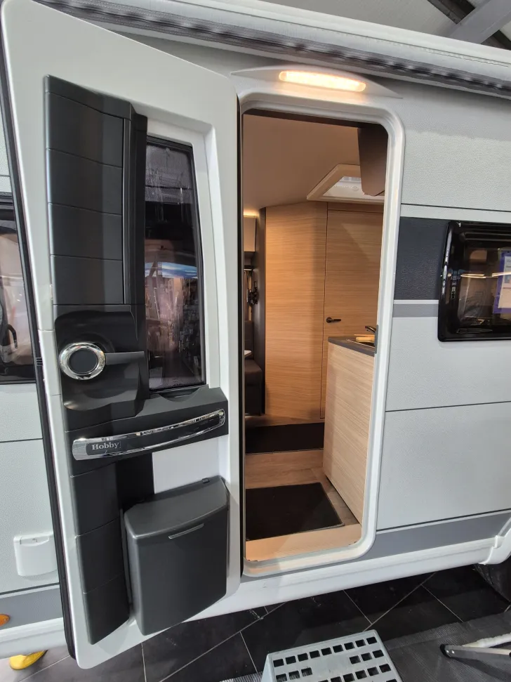 Fahrzeugbild Hobby Maxia 495 UL *Bettverbrei.*Garantie* #9