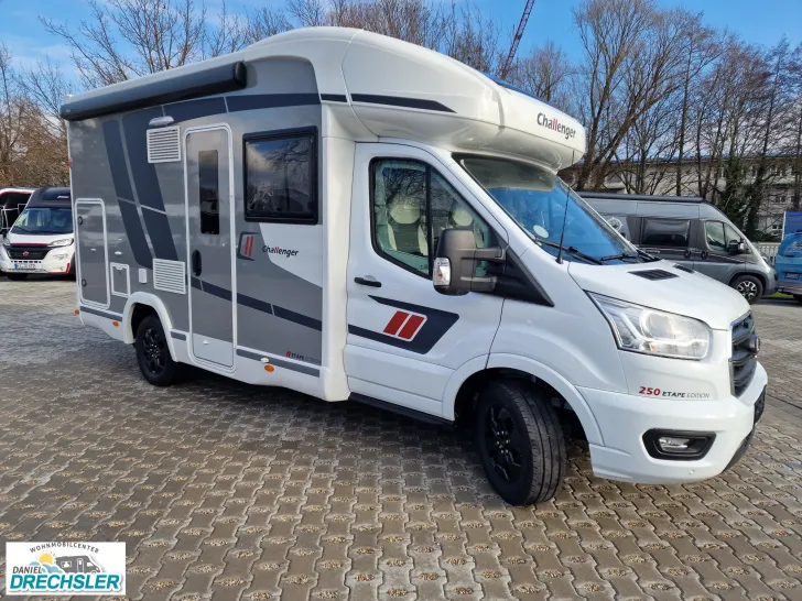 Fahrzeugbild Challenger 250 Graphite Edition #1