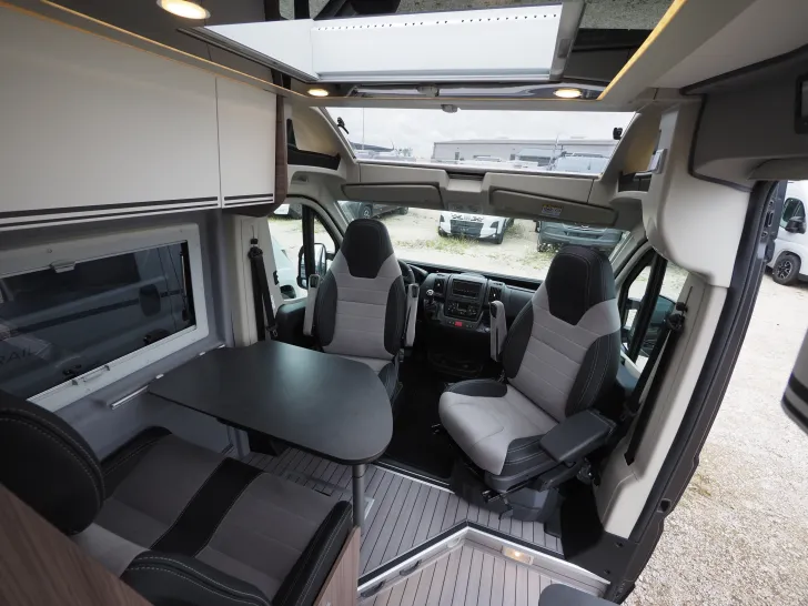 Fahrzeugbild Clever Runner, Skyroof, AHK, 5G, Markise, Navi, umv! #6