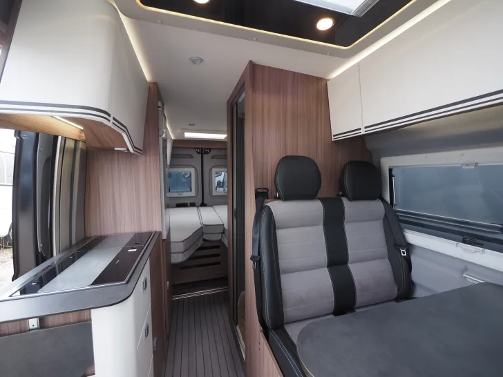 Fahrzeugbild Clever Runner, Skyroof, AHK, 5G, Markise, Navi, umv! #7