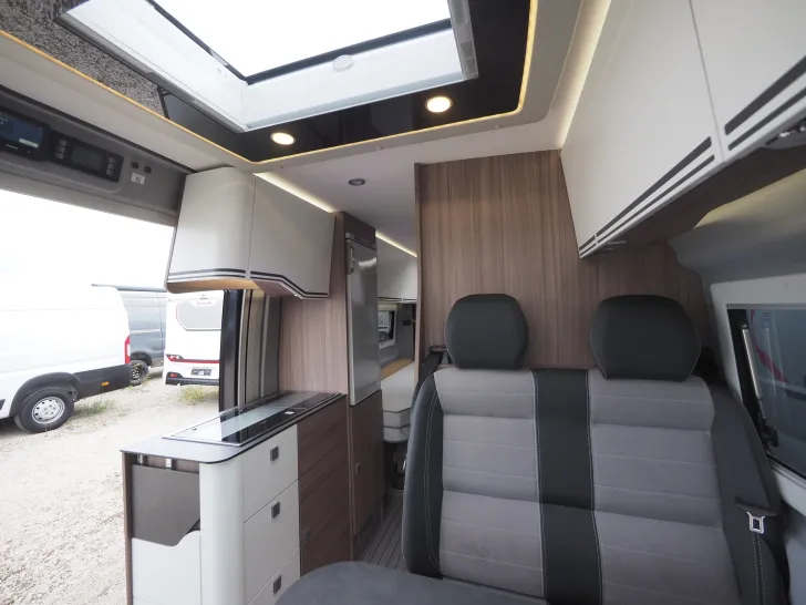 Fahrzeugbild Clever Runner, Skyroof, AHK, 5G, Markise, Navi, umv! #8