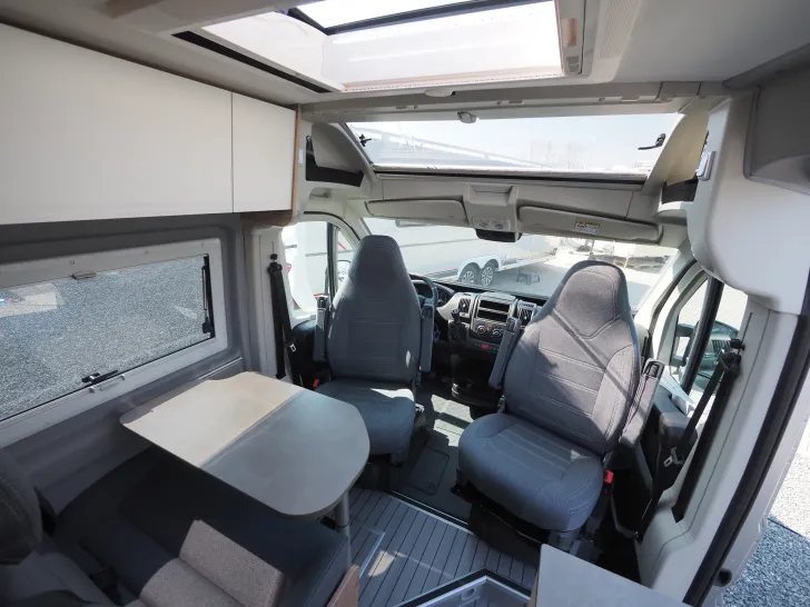 Fahrzeugbild Clever Spirit, Skyroof, D+E Heizung, 6m-Längsbetten #7