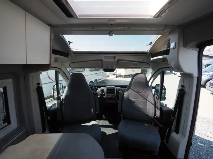 Fahrzeugbild Clever Spirit, Skyroof, D+E Heizung, 6m-Längsbetten #8