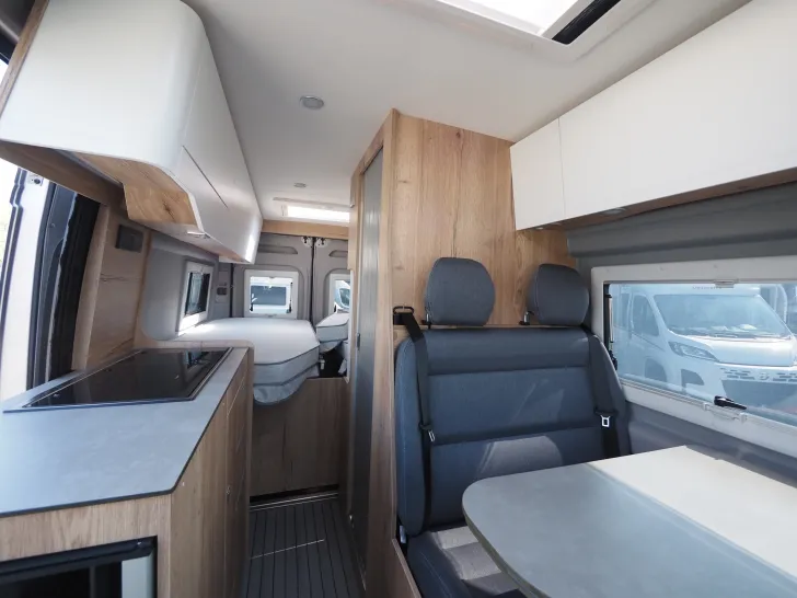Fahrzeugbild Clever Spirit, Skyroof, D+E Heizung, 6m-Längsbetten #9
