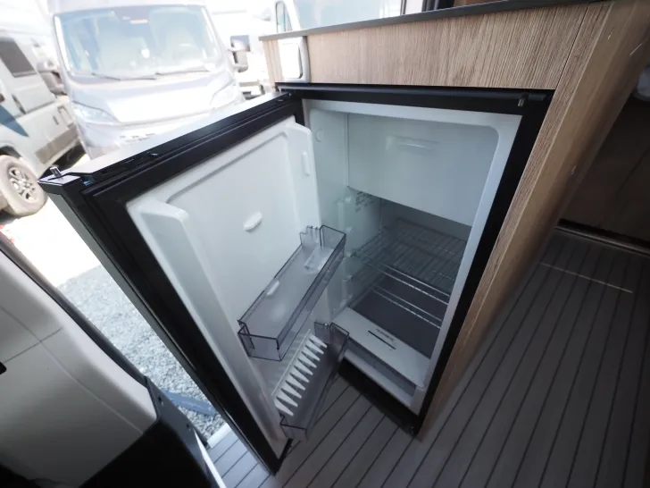 Fahrzeugbild Clever Spirit, Skyroof, D+E Heizung, 6m-Längsbetten #11