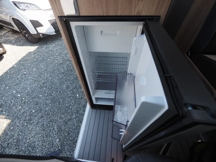 Fahrzeugbild Clever Spirit, Skyroof, D+E Heizung, 6m-Längsbetten #12