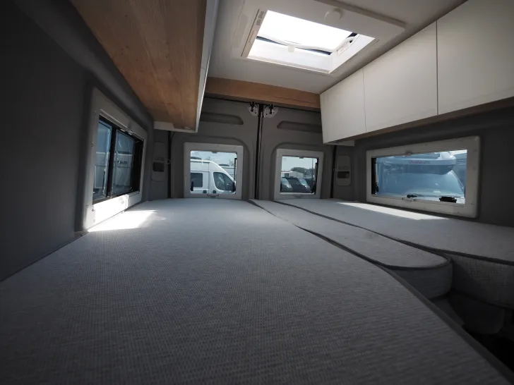 Fahrzeugbild Clever Spirit, Skyroof, D+E Heizung, 6m-Längsbetten #16