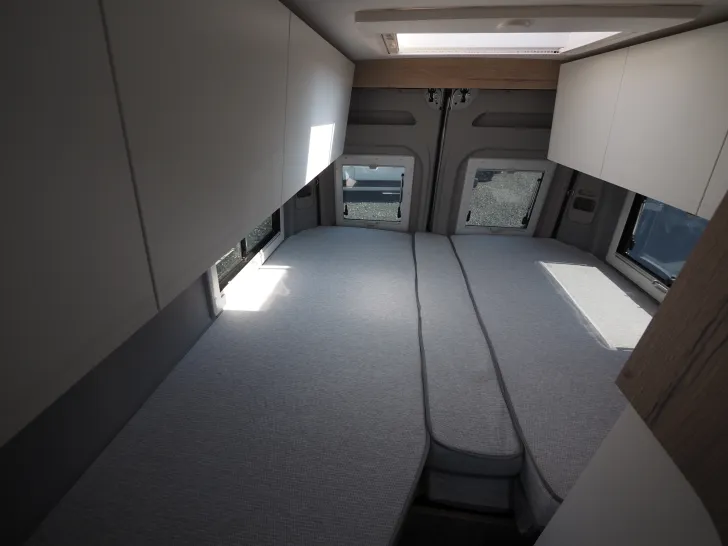 Fahrzeugbild Clever Spirit, Skyroof, D+E Heizung, 6m-Längsbetten #17