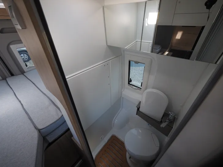 Fahrzeugbild Clever Spirit, Skyroof, D+E Heizung, 6m-Längsbetten #19