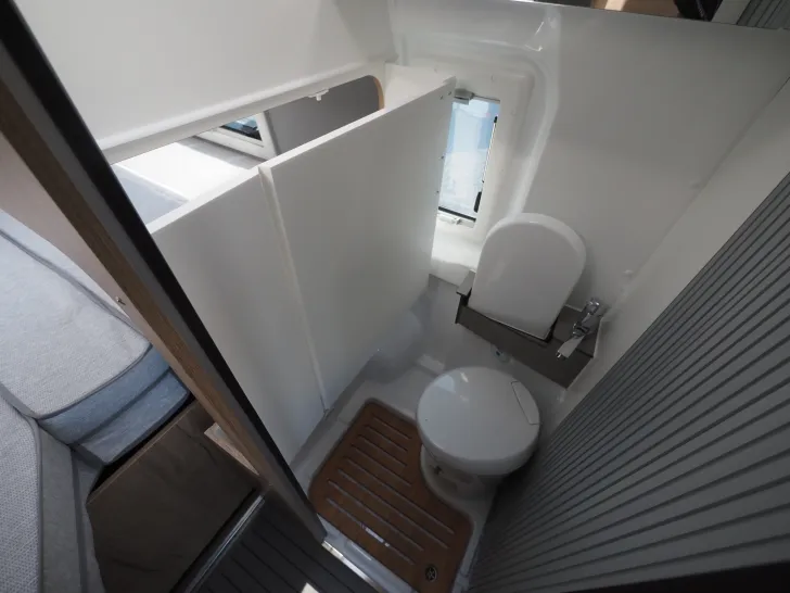 Fahrzeugbild Clever Spirit, Skyroof, D+E Heizung, 6m-Längsbetten #21