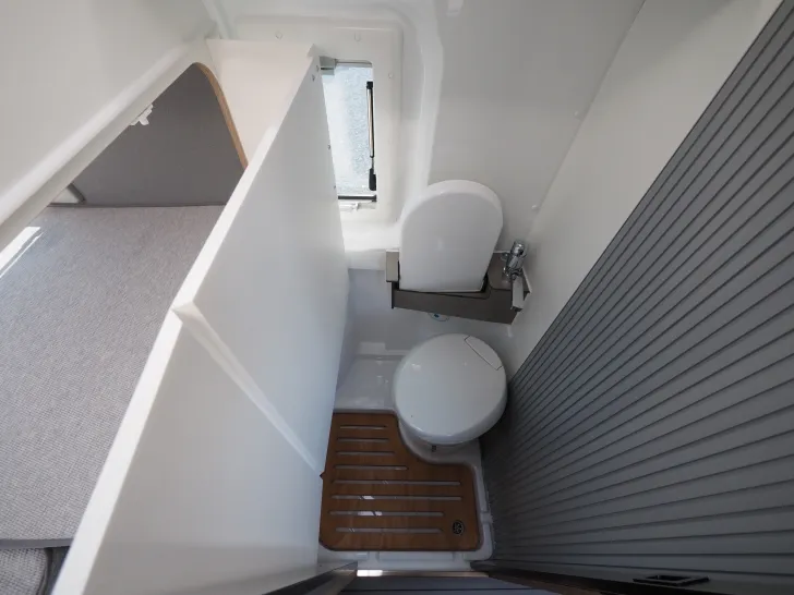 Fahrzeugbild Clever Spirit, Skyroof, D+E Heizung, 6m-Längsbetten #22