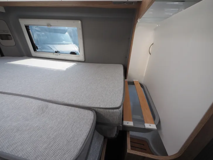 Fahrzeugbild Clever Spirit, Skyroof, D+E Heizung, 6m-Längsbetten #23