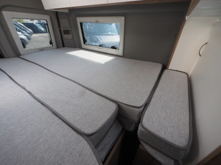Fahrzeugbild Clever Spirit, Skyroof, D+E Heizung, 6m-Längsbetten #24
